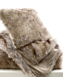 Add an extra layer of sophistication to your Lauren Ralph Lauren Margeaux bed with this irresistibly soft throw blanket. Add an extra layer of sophistication to your Lauren Ralph Lauren Margeaux bed with this irresistibly soft throw blanket.