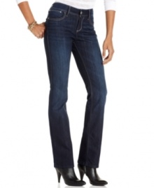 Modernize your denim look in these straight-leg jeans from Lee Platinum, complete with a figure-flattering fit and dark blue wash.