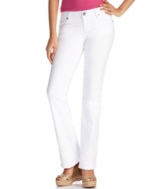 Sleek and completely chic, Kut from the Kloth's white jeans brighten up any ensemble. They look great with both button-front shirts or bold tees! Sleek and completely chic, Kut from the Kloth's white jeans brighten up any ensemble. They look great with both button-front shirts or bold tees!